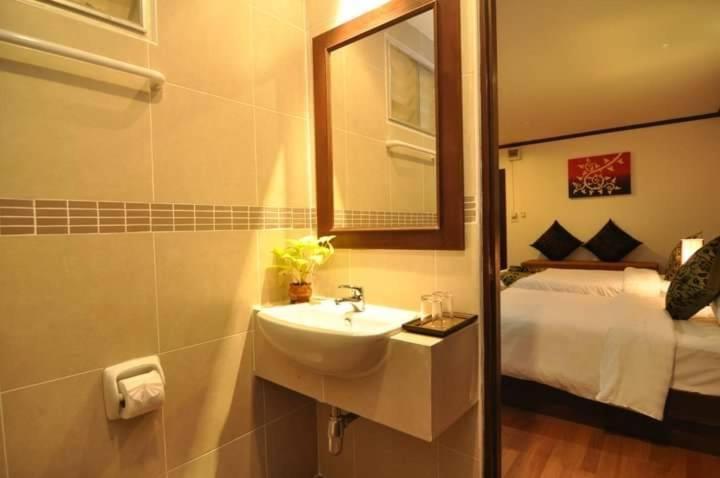 Hemingway'S Hotel Patong Esterno foto