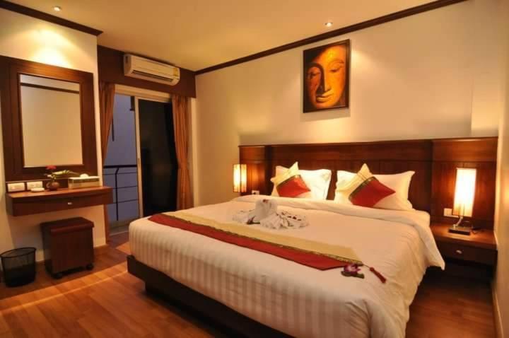 Hemingway'S Hotel Patong Esterno foto